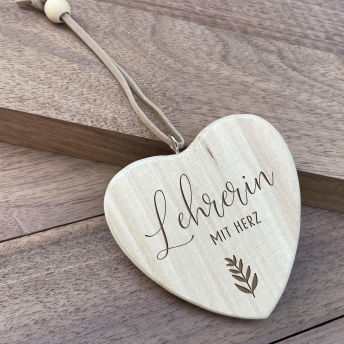 Herzfrmiger Geschenkanhnger aus Holz fr eine  - 31 inspirierende Geschenke für Lehrer und Lehrerinnen mit Herz