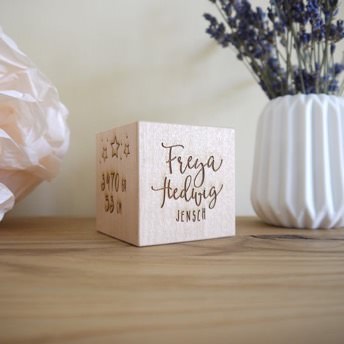 Mehrseitig gravierter Holzwrfel zur Geburt oder Taufe - Personalisierte Geschenke für Deine Liebsten