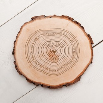 Baumscheibe mit personalisierter Gravur - Einzigartige Geschenke aus Holz