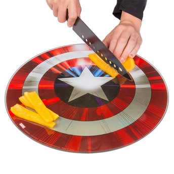Captain America Schild als Glasschneidebrett - 44 originelle Superhelden Geschenke