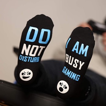 Gamer Socken mit der Aufschrift Do Not Disturb I Am Busy  - Level Up: 72 coole Geschenkideen für echte Gamer