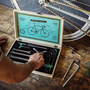 Gentlemens Hardware Werkzeugset in Holzkiste - Einzigartige Geschenke für Fahrradfahrer