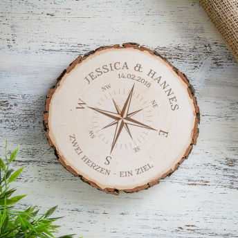 Baumscheibe mit personalisierter Kompass Gravur - 45 romantische Geschenke zum Valentinstag für Sie