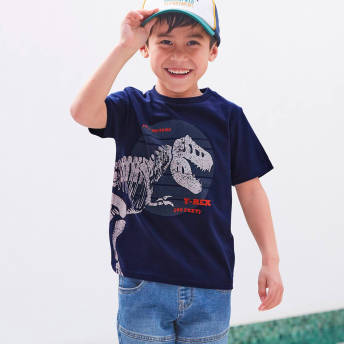 TShirt mit coolem DinoPrint - 57 originelle Dino Geschenke für kleine und große Dinosaurier Fans