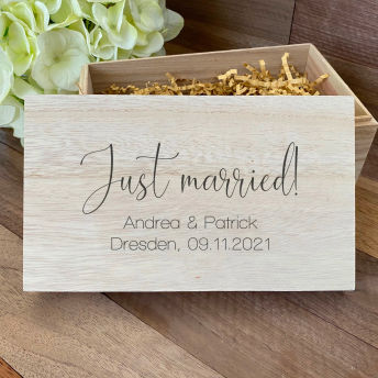 Geschenkbox mit personalisierter Gravur zur Hochzeit - 127 personalisierte Geschenke für Deine Liebsten