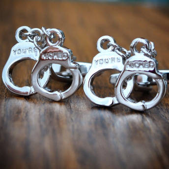 Manschettenknpfe im HandschellenDesign - 34 originelle Geschenke für Polizisten