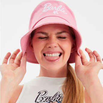 Pinker BucketHut mit Barbie Logo - 21 originelle Barbie Geschenke und Barbie Merch für Fans jeden Alters