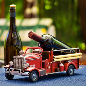 Retro Feuerwehrauto als dekorativer Flaschenhalter - 36 heiße Geschenke für Feuerwehrmänner und Feuerwehr-Fans