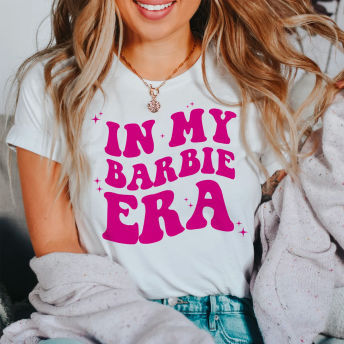 Cooles Shirt In My Barbie Era - 21 originelle Barbie Geschenke und Barbie Merch für Fans jeden Alters