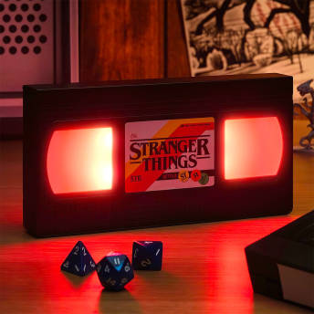 Stranger Things VHSLampe - 40 coole Geschenke für Stranger Things Fans