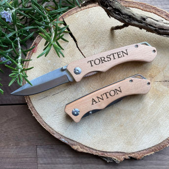 Taschenmesser mit Holzgriff und personalisierter Gravur - 34 originelle Geschenke für Männer ab 30 Jahren