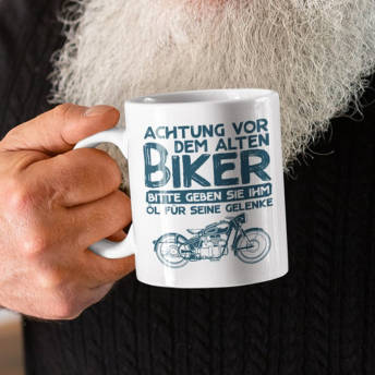 Tasse mit Spruch Achtung vor dem alten Biker - 47 Geschenke für Motorradfahrer