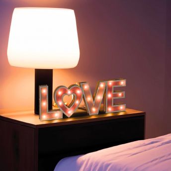 Schriftzug LOVE mit LEDLichtern - 31 romantische Geschenke zum Valentinstag für Sie