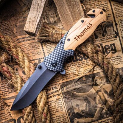 Outdoor Klappmesser mit Gravur - 53 Geschenke für Jäger, die garantiert ein Volltreffer sind