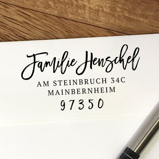 Selbstfärbender Adressstempel mit kalligraphischer Schrift