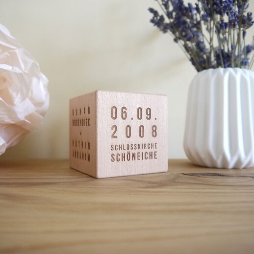 Personalisierter Holzwürfel mit den Daten der Hochzeit