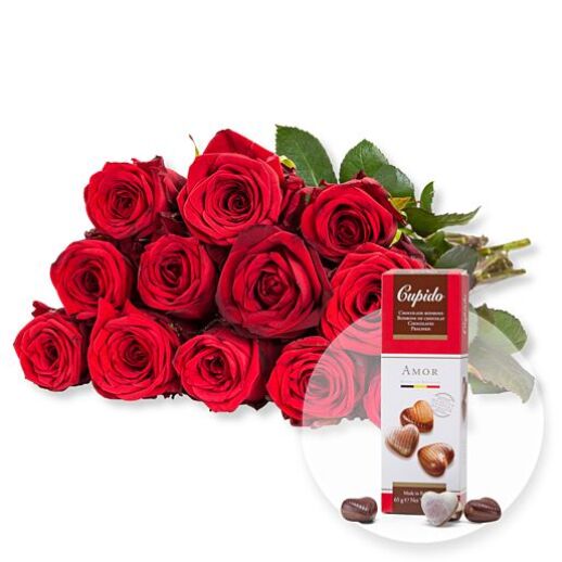 12 rote Rosen und Pralinen-Herzen