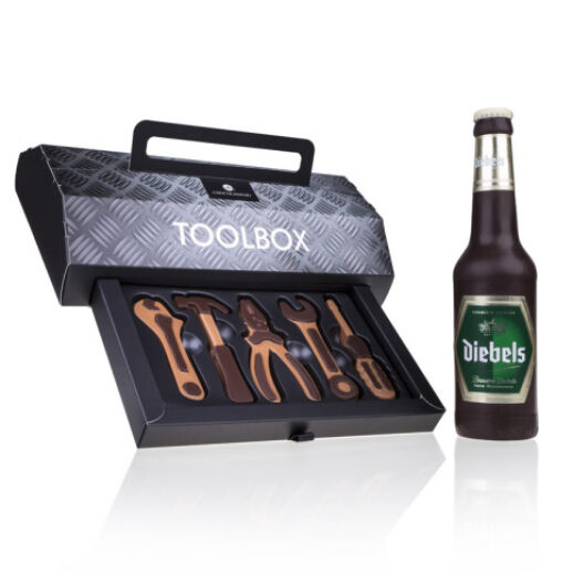 Werkzeuge und Bierflasche aus Schokolade