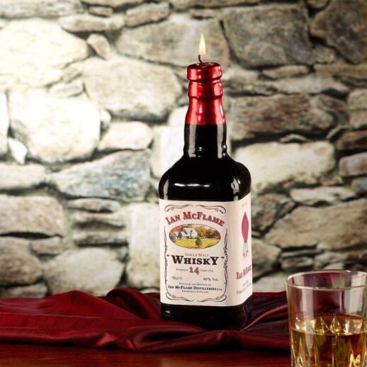 Wachskerze in Form einer Whiskyflasche