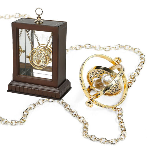 Hermines Zeitumkehrer Halskette mit echter Sanduhr und Holzdisplay