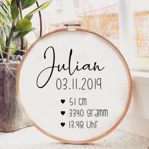 Stickrahmen mit Name und Geburtsdaten als Geschenk zur Geburt