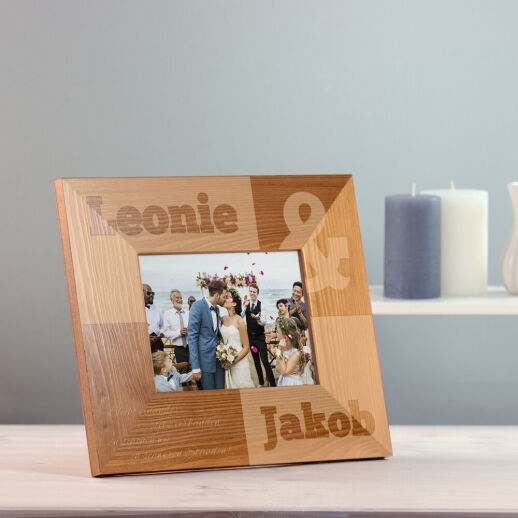 Bilderrahmen aus Holz mit personalisierter Gravur zur Hochzeit