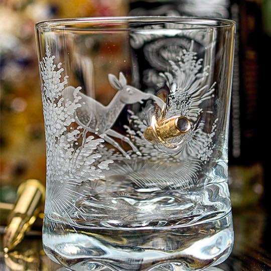 Handgraviertes Glas mit darin steckendem Projektil