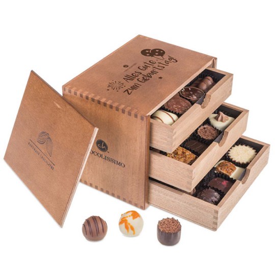 Personalisiertes Holzkästchen mit leckeren Pralinen