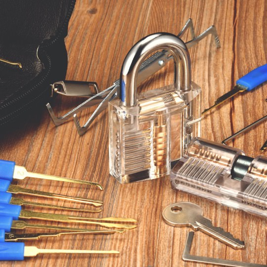 Mehrteiliges Lockpicking Set mit transparenten Übungsschlössern