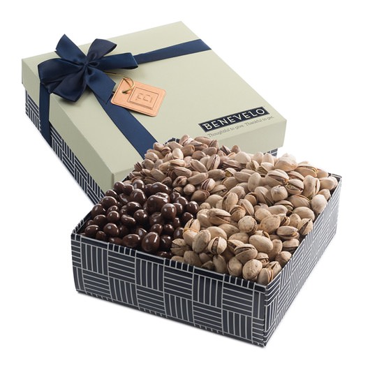 Geschenkbox mit köstlichen und unterschiedlich zubereiteten Pistazien