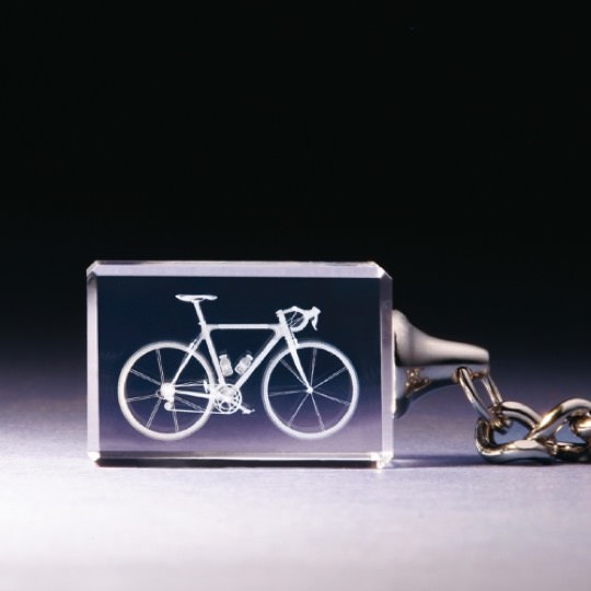 Schlüsselanhänger mit 3D Fahrrad-Motiv in Glas