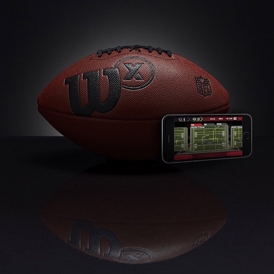 Wilson American Football mit Sensor zur Trainingsaufzeichnung per App
