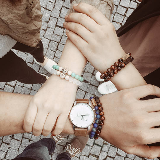 Armbänder aus Holz als Zeichen der Freundschaft