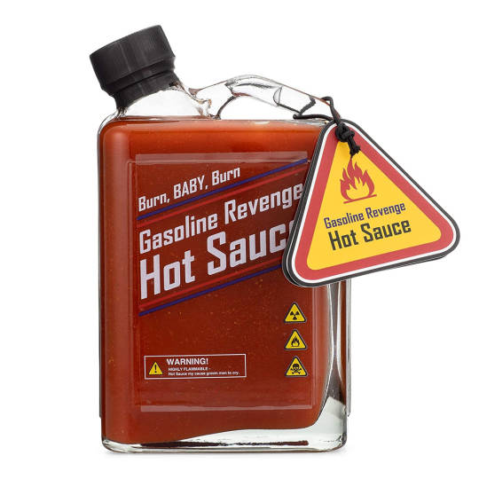 Scharfe Chili-Sauce in Benzinkanister-Optik