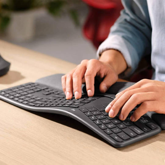  Logitech ERGO K860 - kabellose ergonomische Tastatur mit geteilter Tastenanordnung