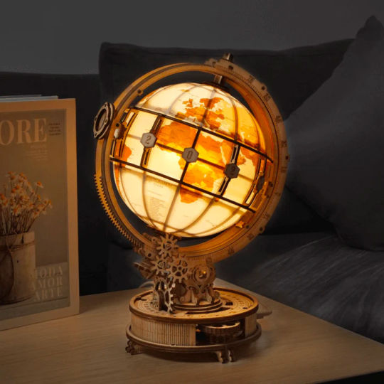 Luminous Globus 3D-Bausatz aus nachhaltigem Holz