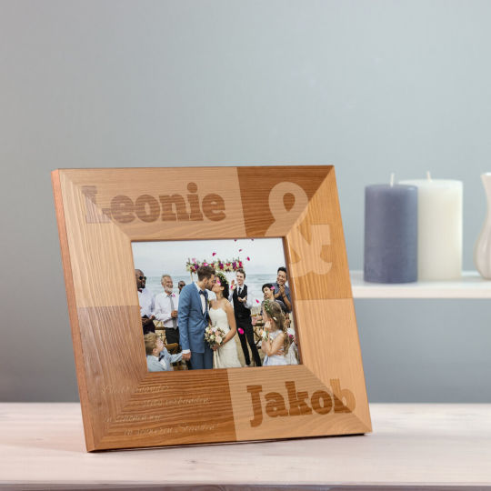 Bilderrahmen aus Holz mit personalisierter Gravur zur Hochzeit