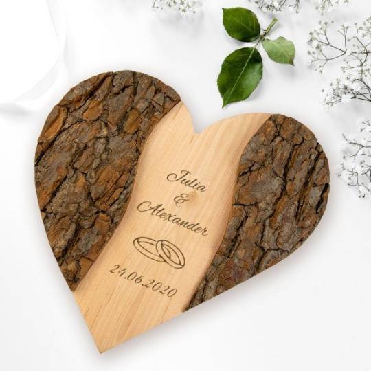Rustikales Holz-Herz mit personalisierter Gravur zur Hochzeit