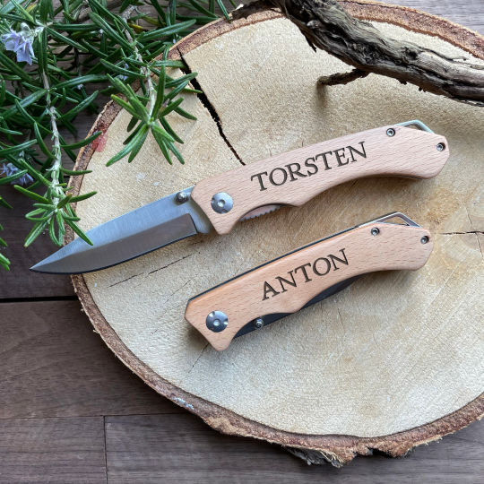 Taschenmesser mit Holzgriff und personalisierter Gravur