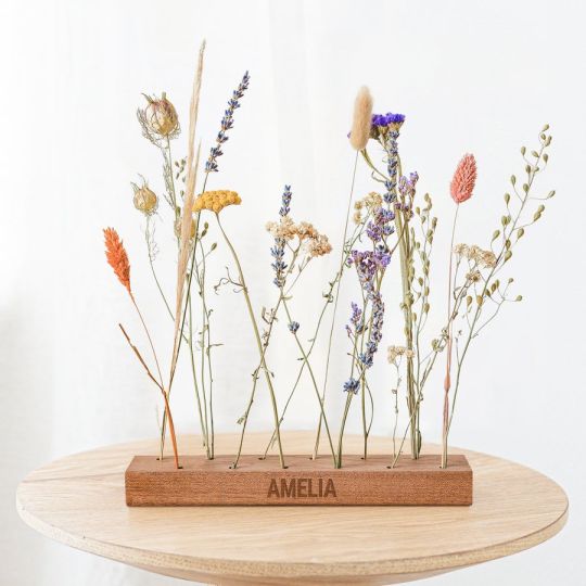 Trockenblumen in Holzleiste mit personalisierter Gravur