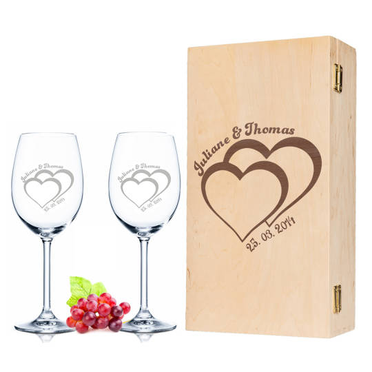2 Weingläser mit personalisierter Gravur und Herzen in einer Holzkiste